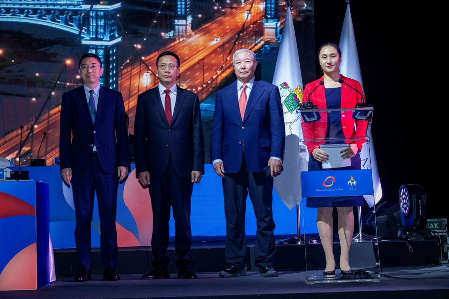 Chinese Olympic Committee vice-president and International Olympic Committee member Yu Zaiqing, second right, was part of the Harbin 2025 delegation ©OCA