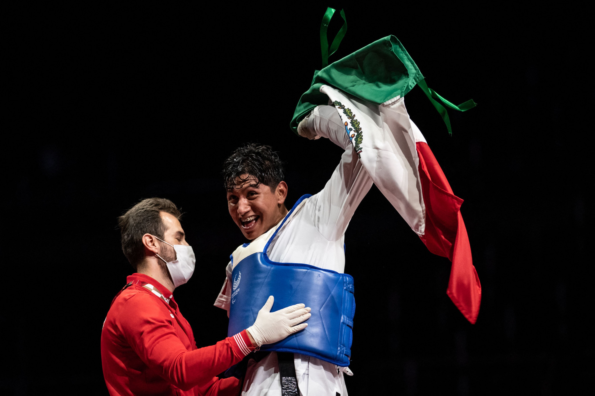 Tokyo 2020 gold medallist Juan Diego García López of Mexico, right, was among the winners at the World Taekwondo President's Cup Oceania ©Getty Images