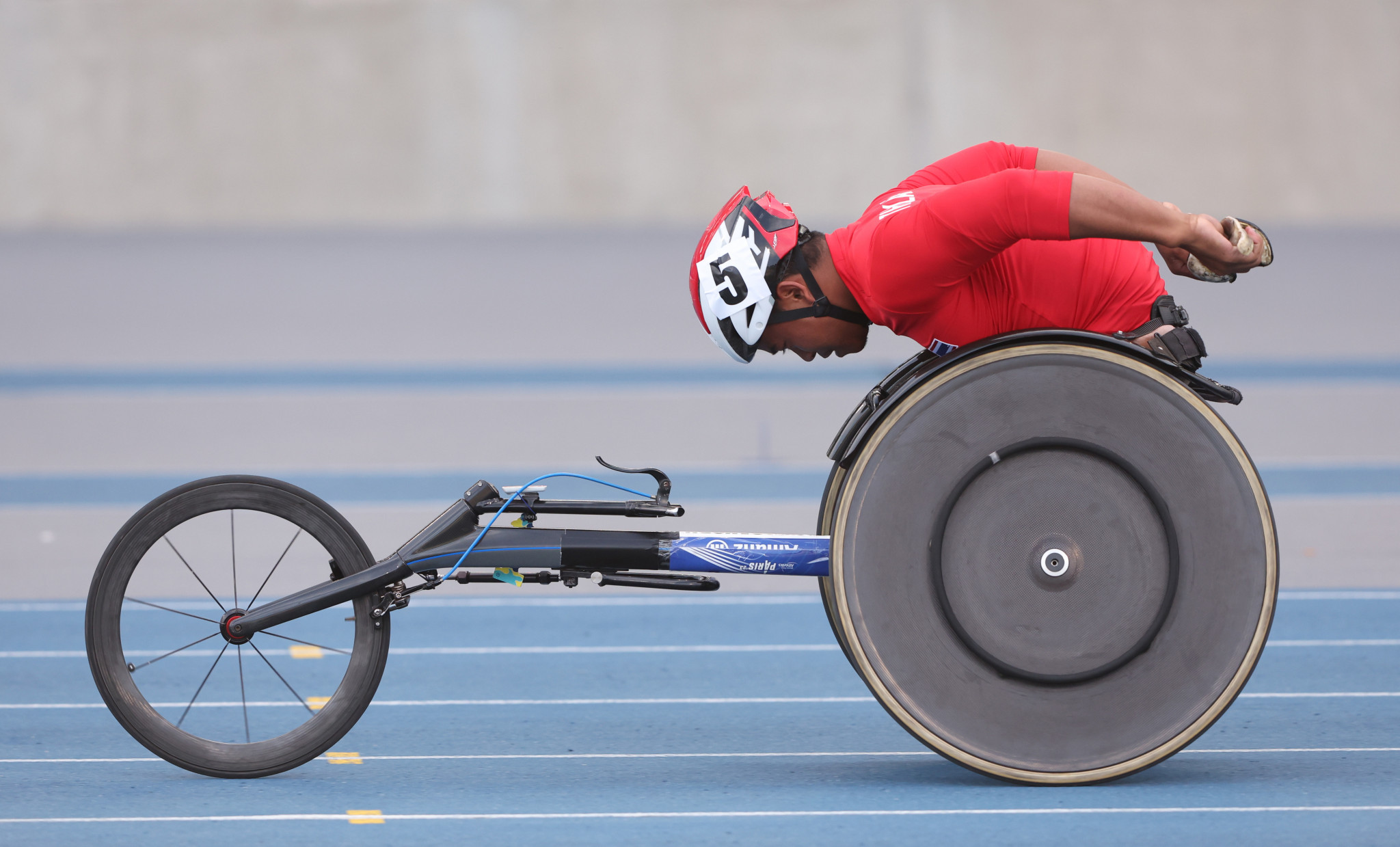 Pongsakorn Paeyo of Thailand beat his own men's T53 400m world record for gold in Paris ©Getty Images