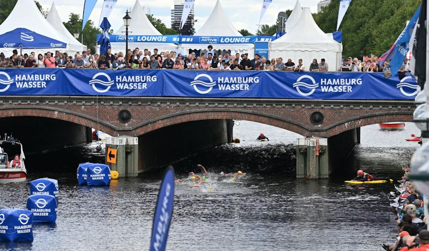 Athletes will begin the sprint races with a 300m swim in the Binnenalster lake before a 7.5km cycle and 1.6km run to the finish ©World Triathlon
