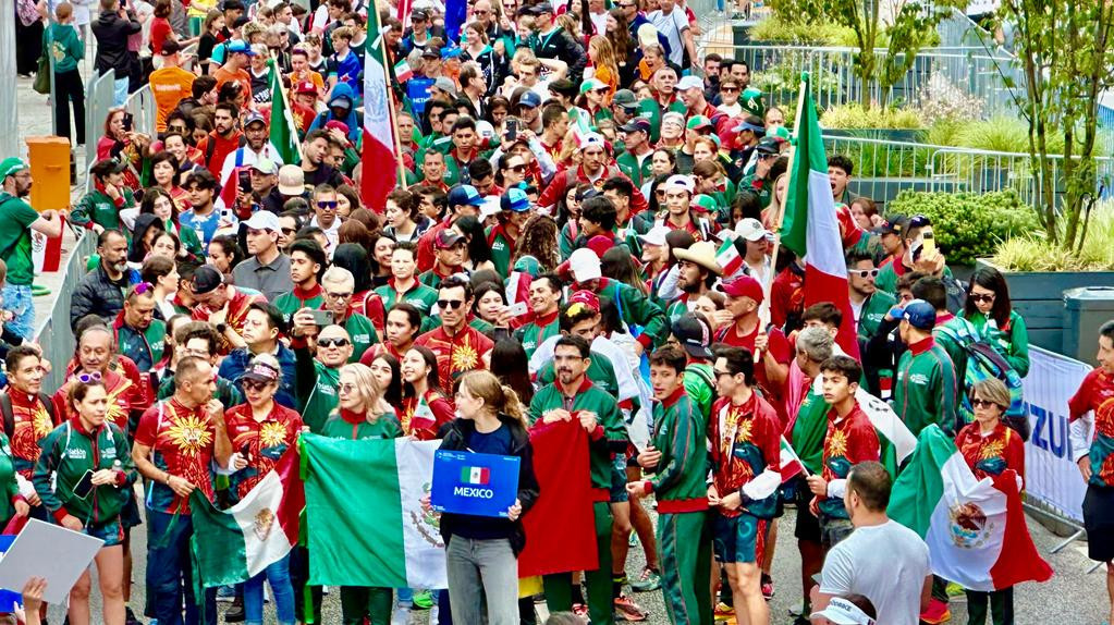 Spirits were high during a raucous Parade of Nations which saw delegations walk through the city centre in full voice bringing the party vibes ©World Triathlon