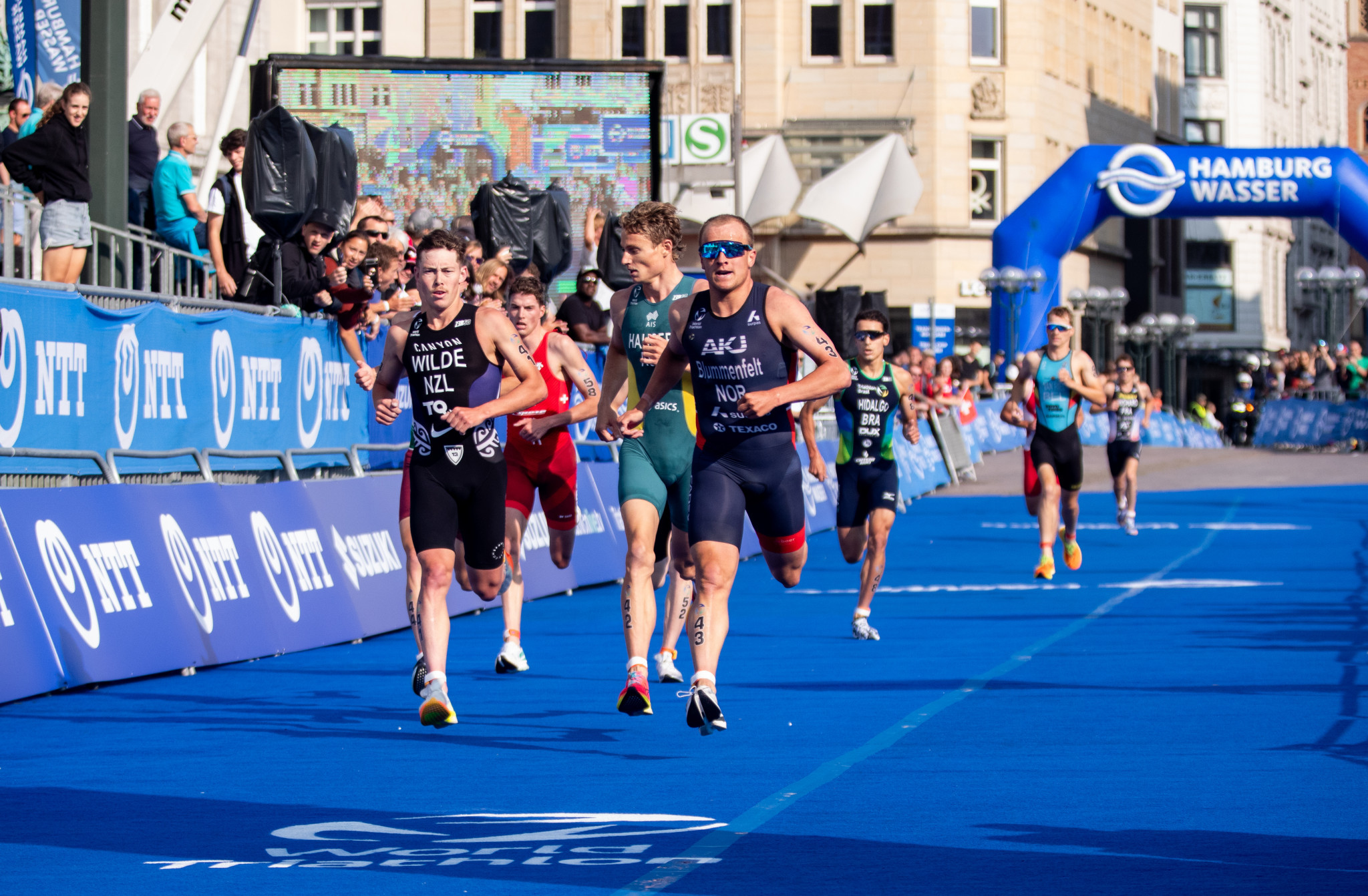 Norway's Tokyo 2020 Olympic champion was in blistering form as he crossed the line after 19:45 ©World Triathlon