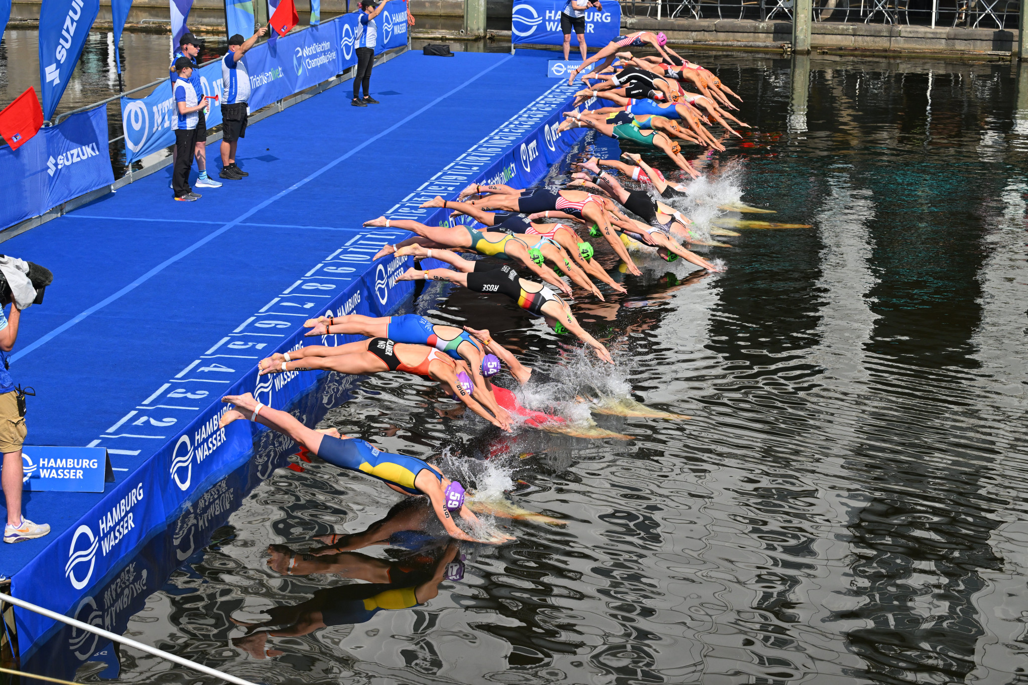 The women's qualifiers also took place with the same format of 10 athletes going through to the final from each heat before a repechage round decides the last 10 ©World Triathlon