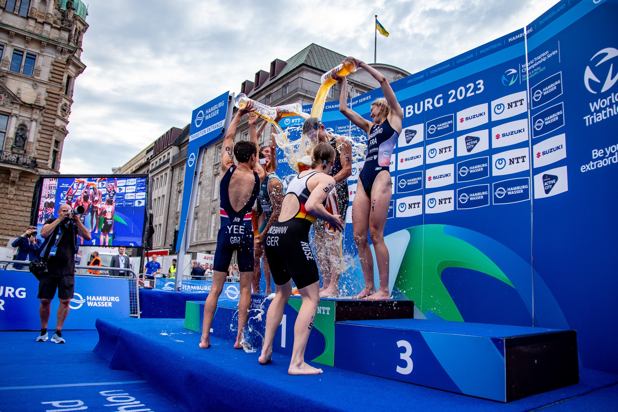 The super-sprint medallists cooled off with a refreshing drink following the final race ©World Triathlon