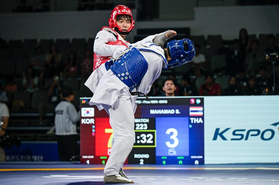 Home favourite Kim Si-yun, left, overcame Thailand’s Sirawit Mahamad to win men's under-58kg gold ©World Taekwondo