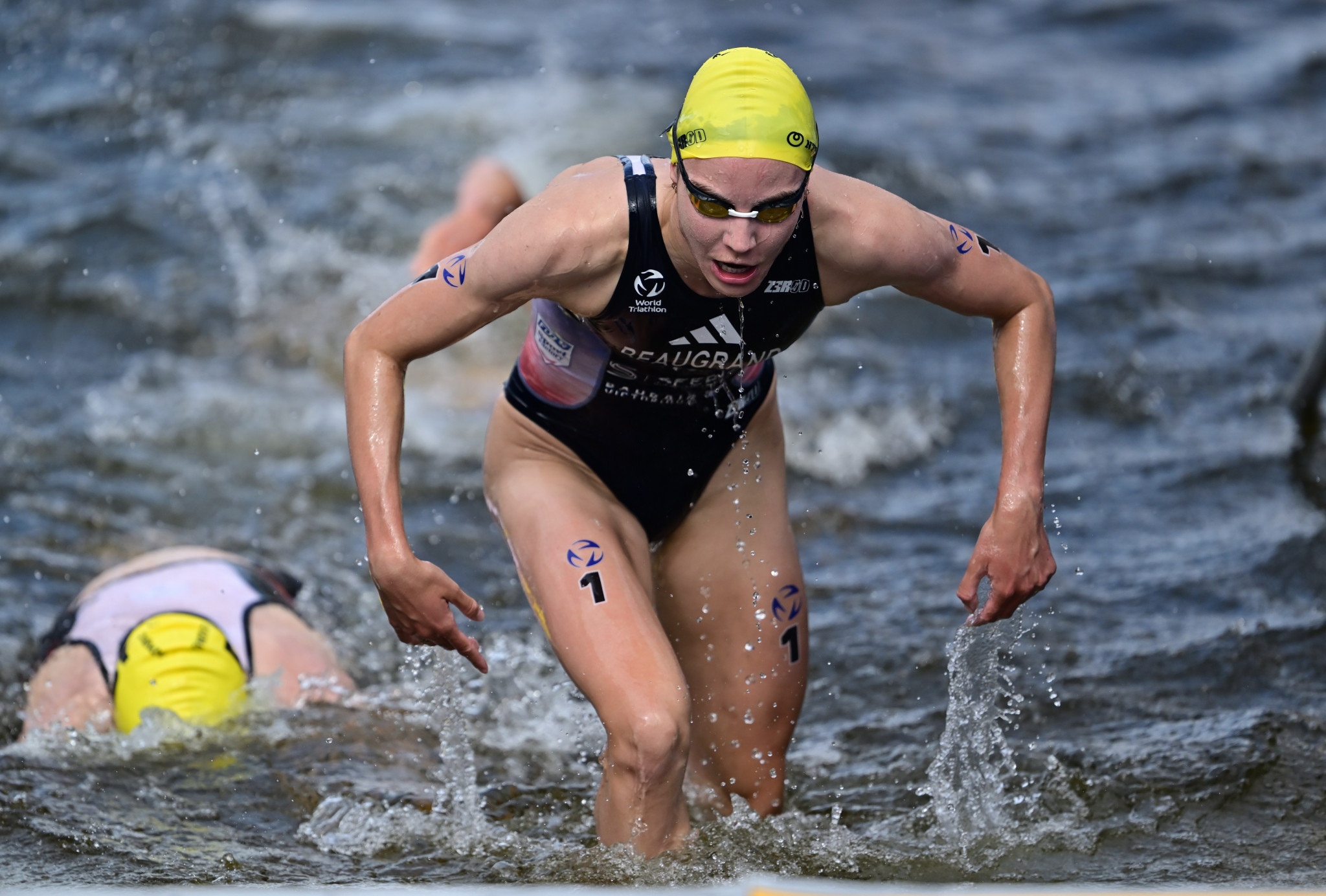 The Frenchwoman got off to the perfect start by distancing herself from the pack with an impressive swim ©World Triathlon