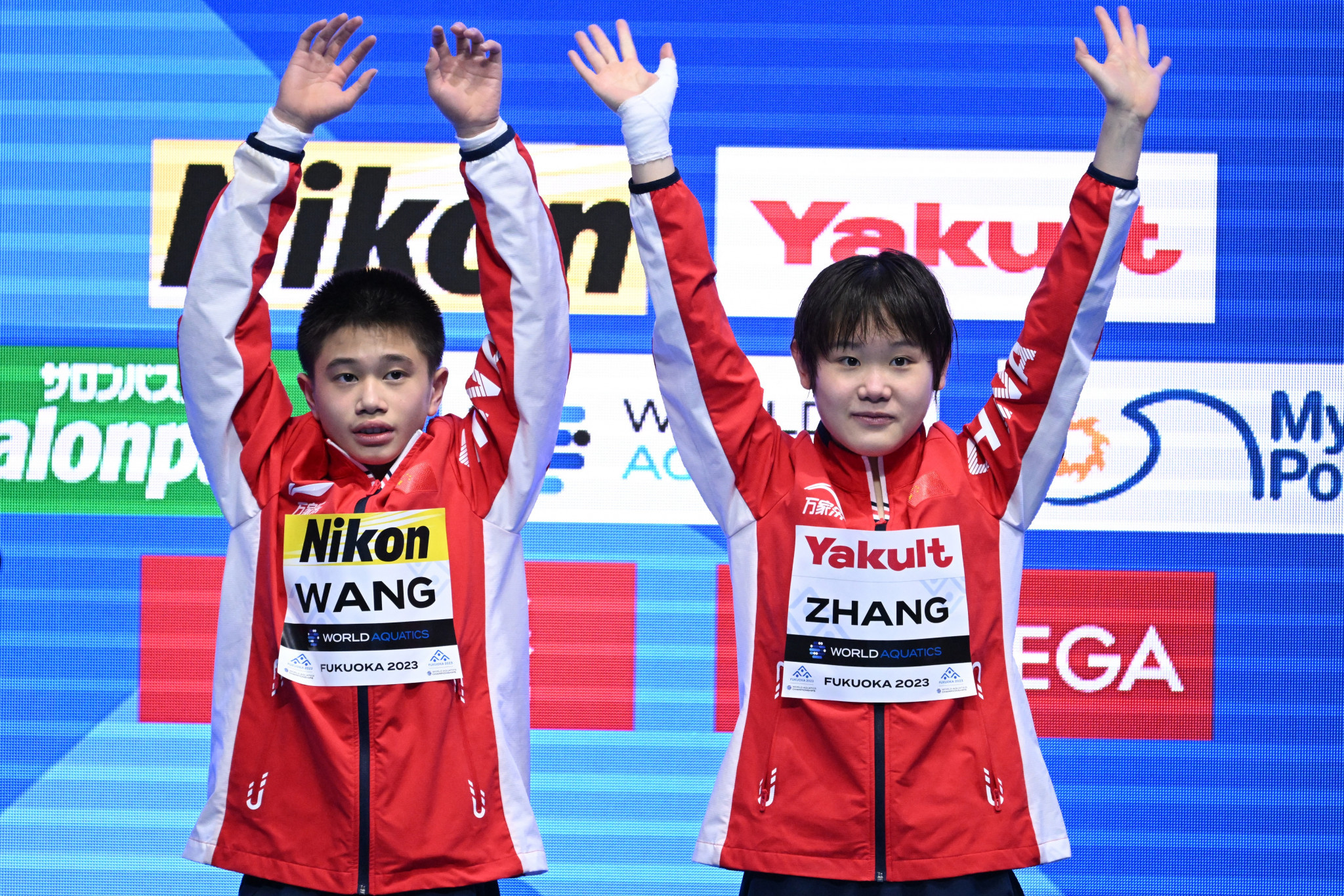 Wang Feilong, left, and Zhang Jiaqi right, celebrate after winning the mixed 10m platform title ©Getty Images