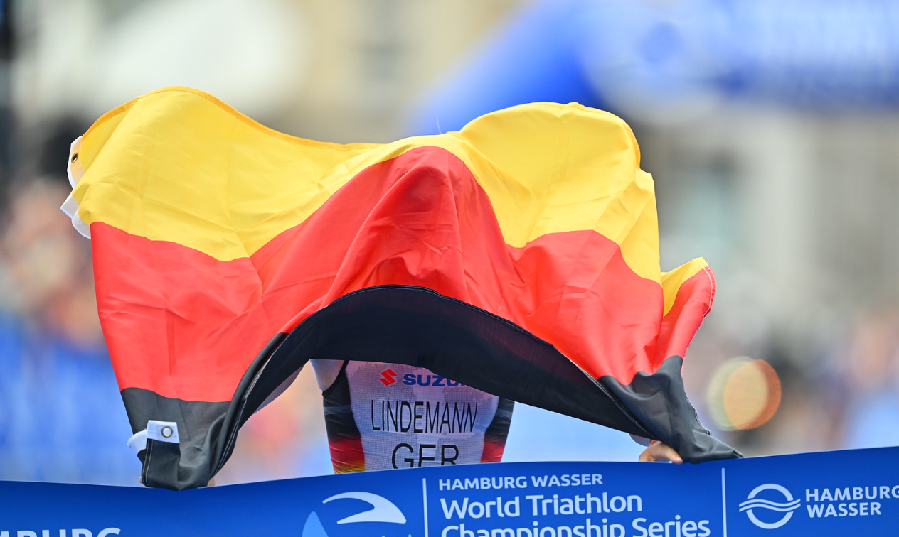 Each athlete completed the super-sprint course and posted a combined time of 1:22:08 for victory ©World Triathlon