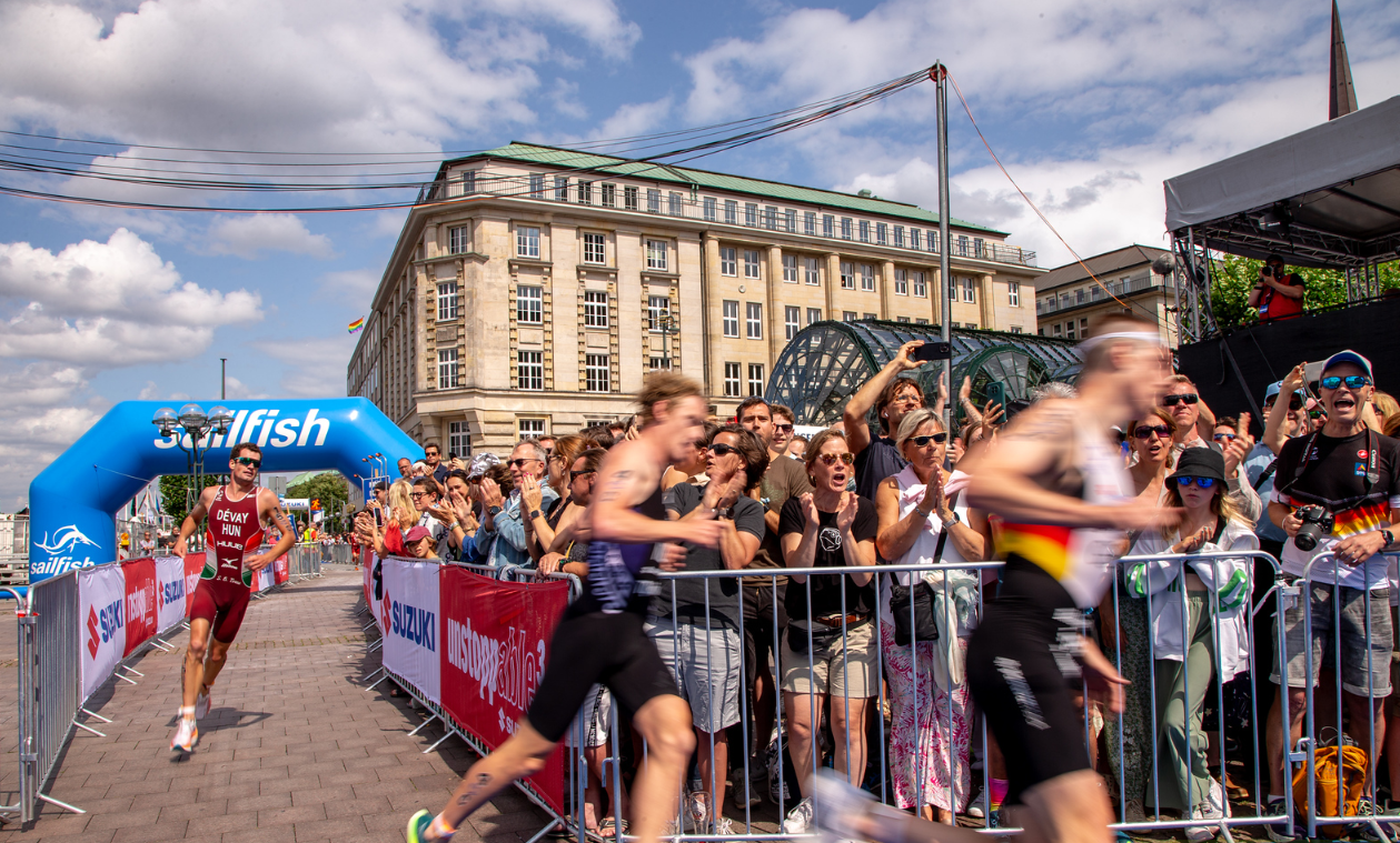 The Germans were roared on by a fervent home crowd at the Rathausmarkt ©World Triathlon
