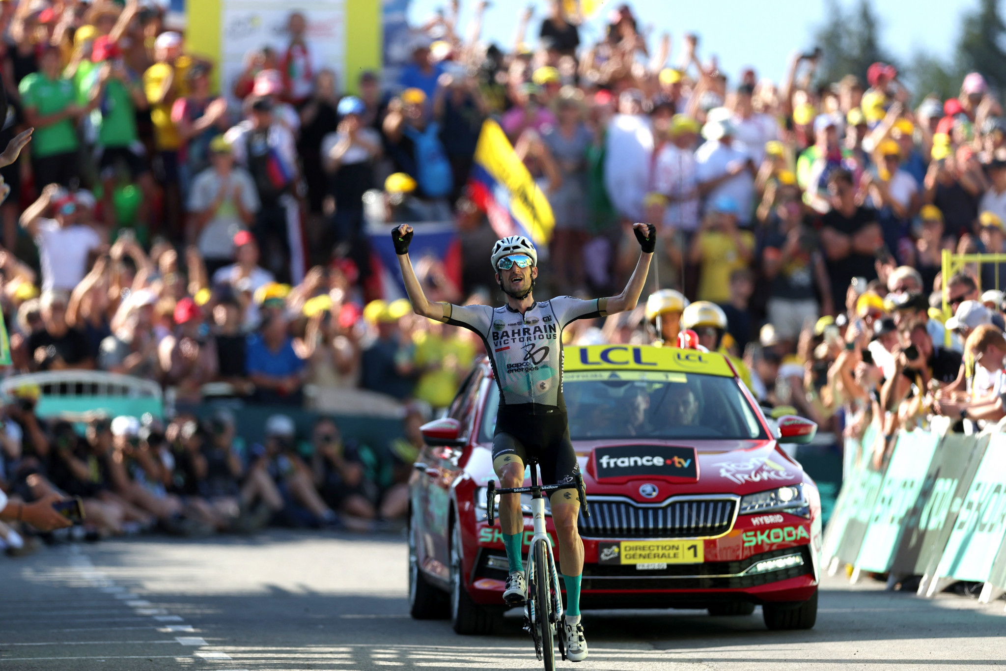 Selfie-taking fan causes big crash at Tour de France as Poels wins stage 15