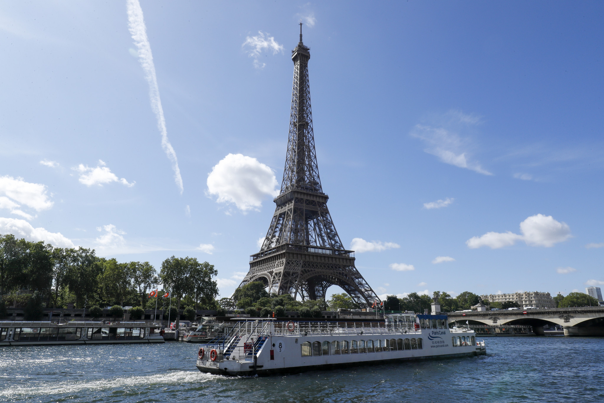 A fleet of 39 boats sailed the six-kilometre route from Austerlitz Bridge to the foot of the Eiffel Tower ©Getty Images