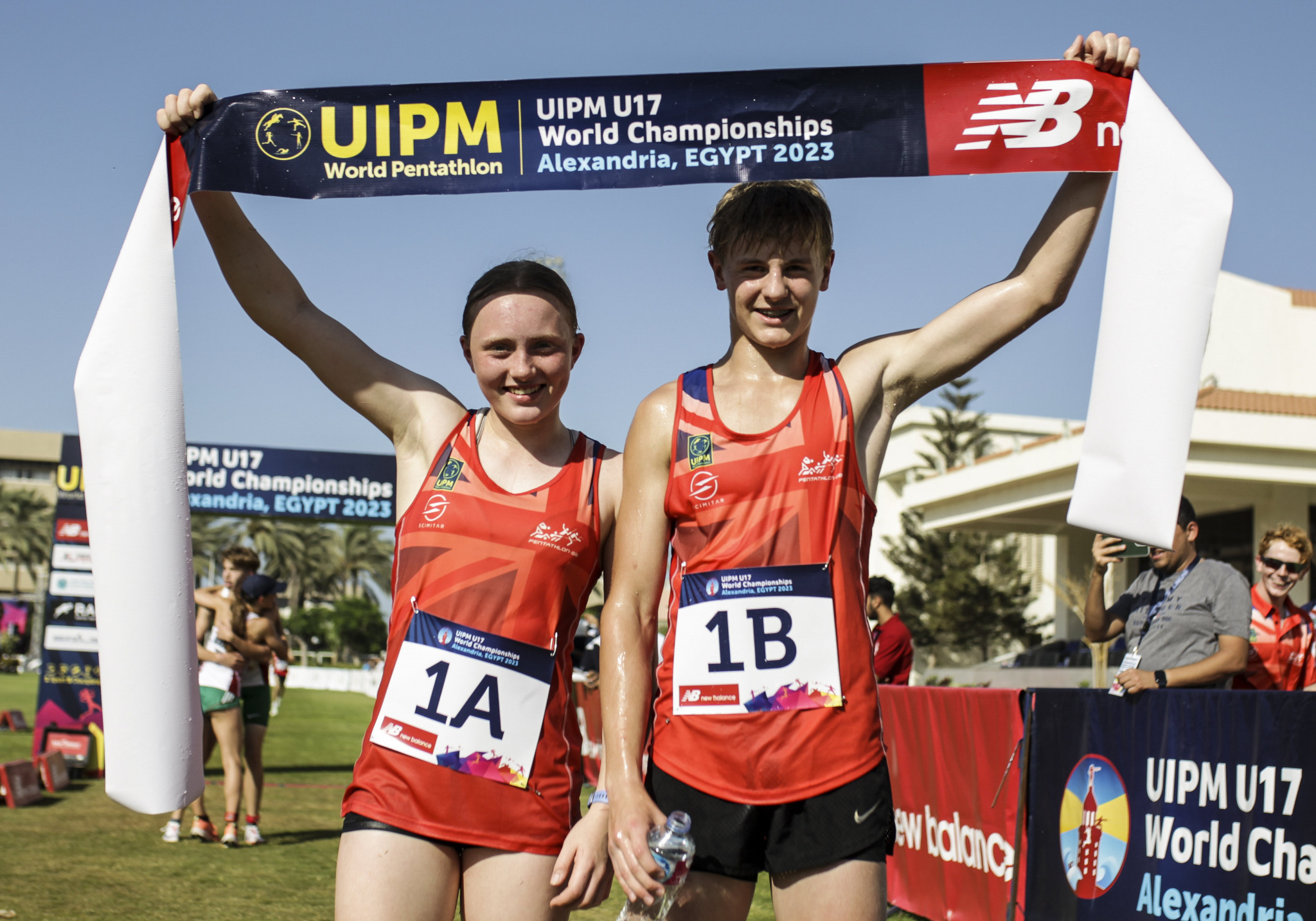 British duo Chloe Johnson and Sebastian Forrest celebrate victory in the mixed relay in Alexandria ©UIPM/Nuno Goncalves