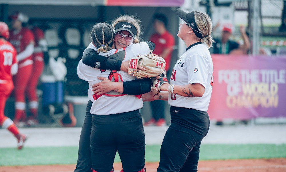 Canada celebrate after beating Japan 6-5 to end the Olympic champions unbeaten record in Women's Softball World Cup Group C ©WBSC