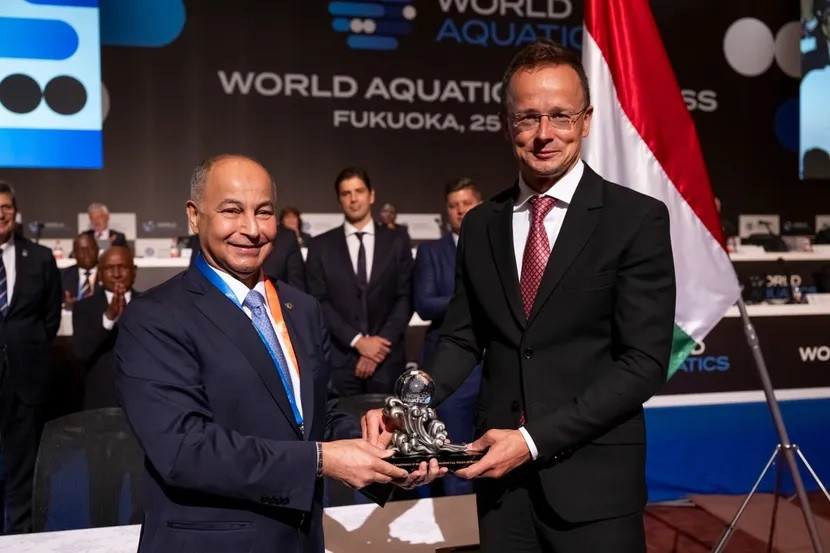 World Aquatics President Husain Al-Musallam, left, with Hungary's Minister of Foreign Affairs Péter Szijjártó, right, as the organisation looks set to move its headquarters to Budapest ©World Aquatics