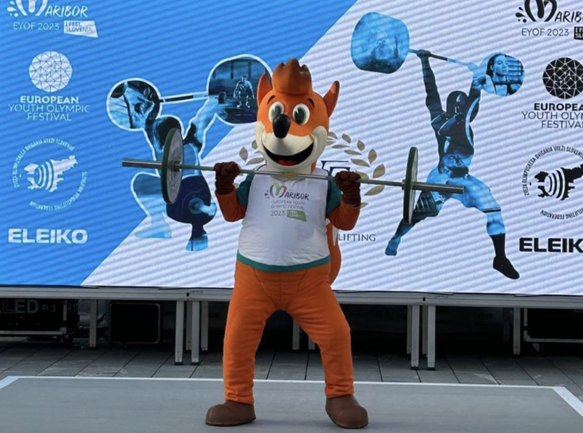 EYOF 2023 mascot Foksi the Fox has a go on the weightlifting platform ©EWF