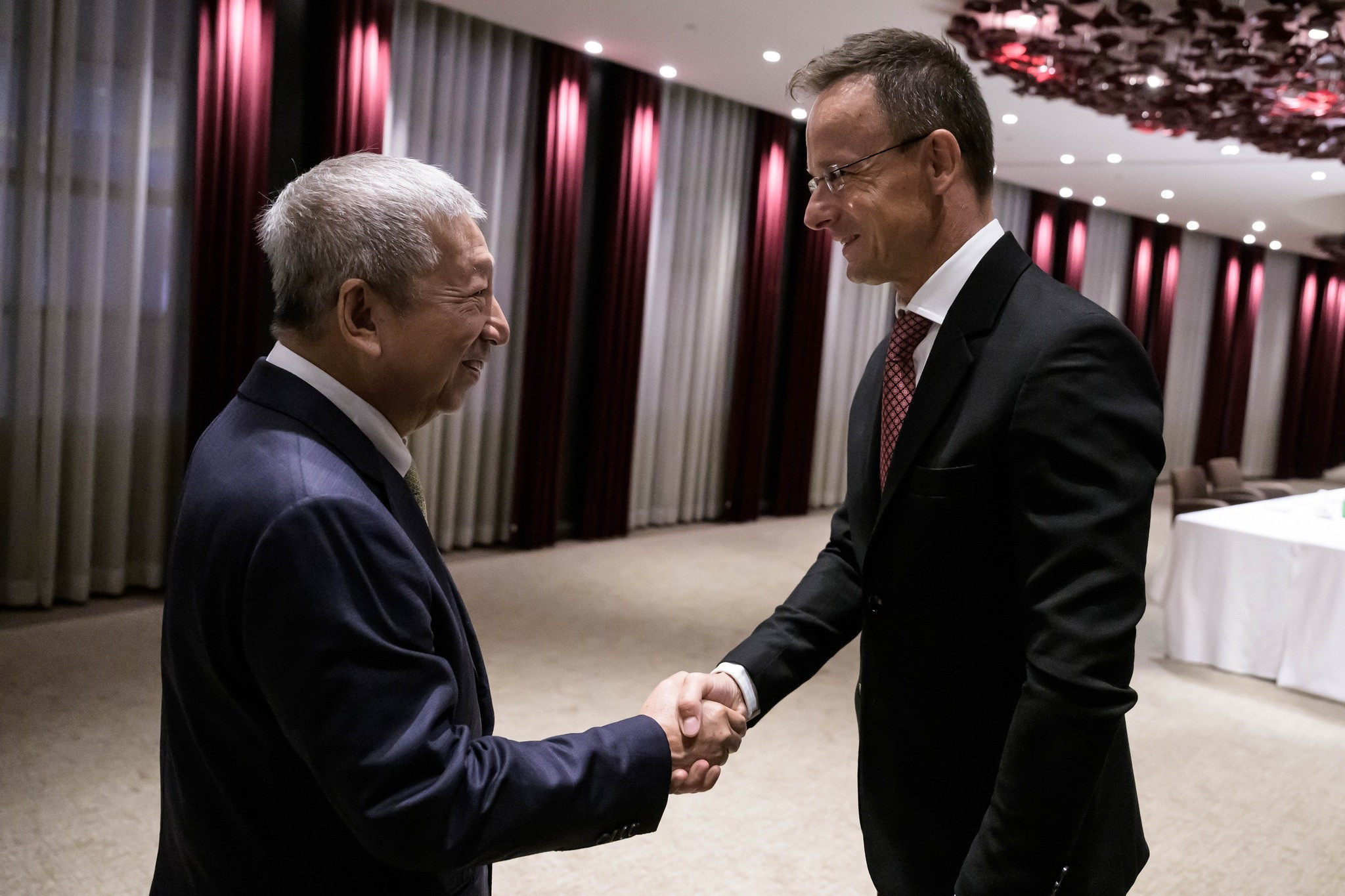 Hungary’s Foreign Minister Péter Szijjártó, right, meets IOC vice-president Ng Ser Miang, left, in Fukuoka ©Getty Images