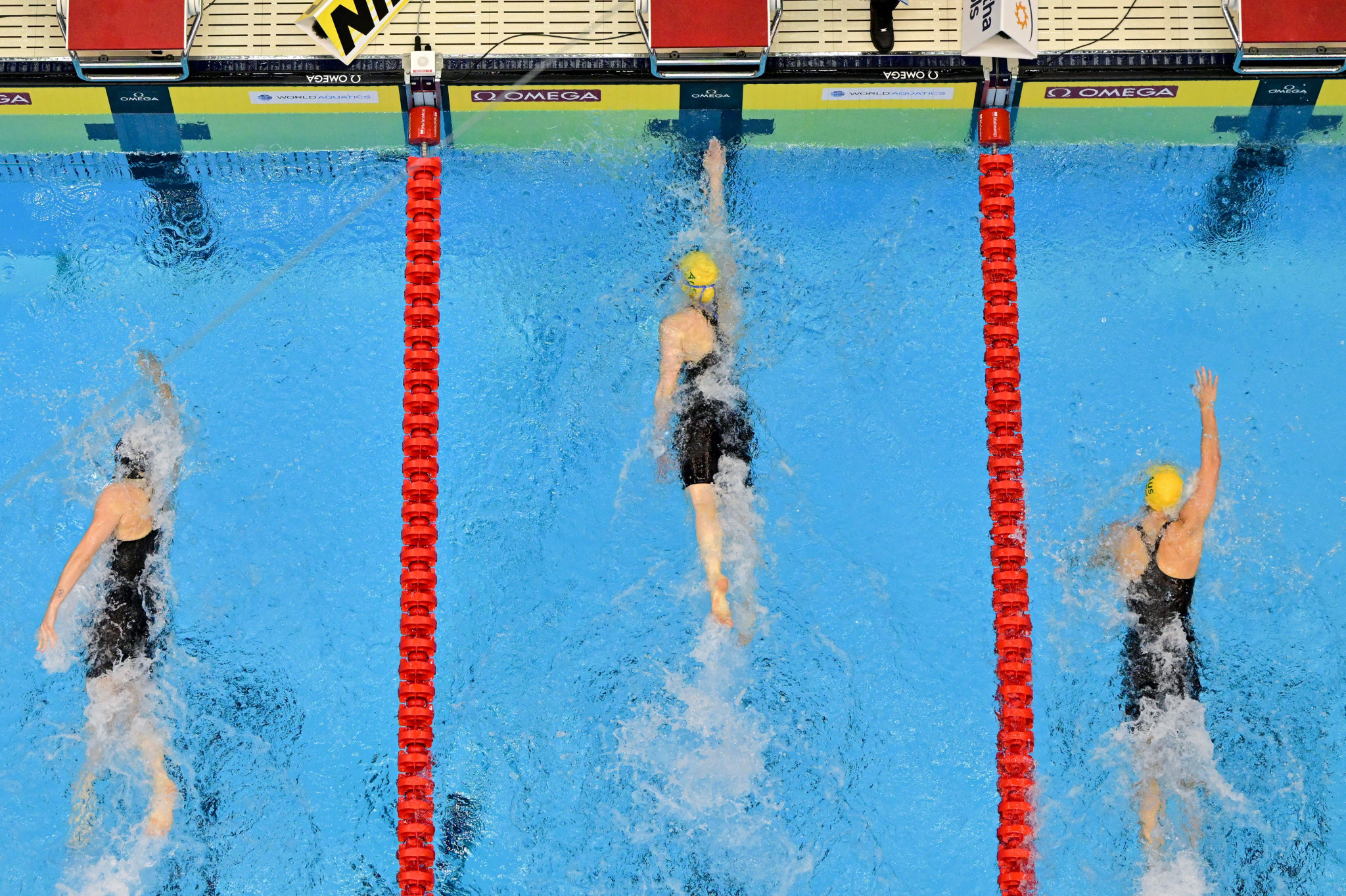 Mollie O'Callaghan defended her women's 100m freestyle title from last year with a time of 52.16 ©Getty Images