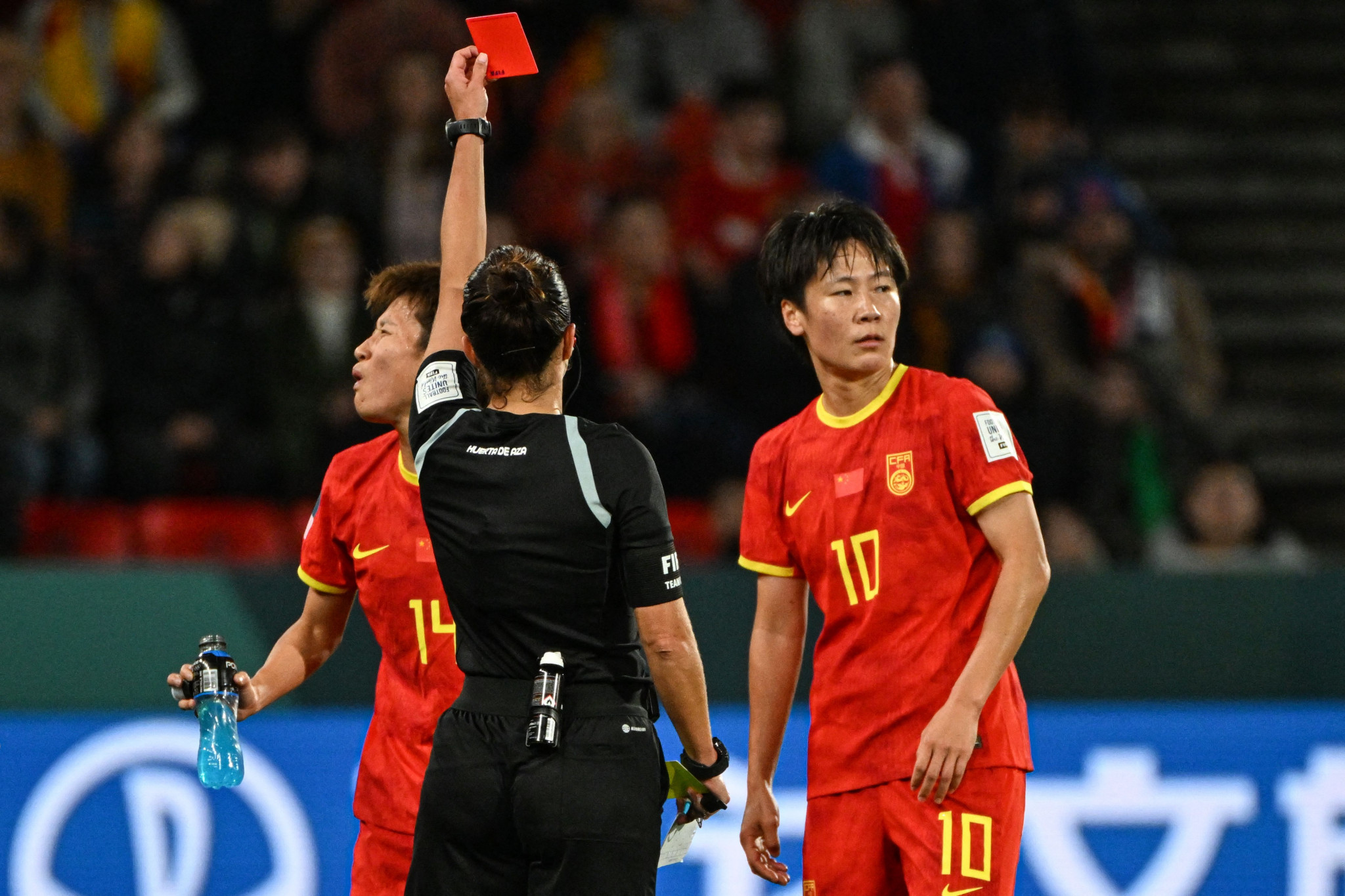China's Zhang Rui, right, was sent off after 29 minutes for a knee-high challenge on Haiti's Sherly Jeudy ©Getty Images