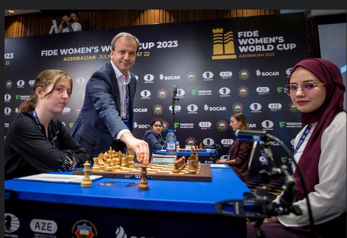 FIDE President Arkady Dvorkovich made the ceremonial opening move of the FIDE World Cup in Baku today ©FIDE