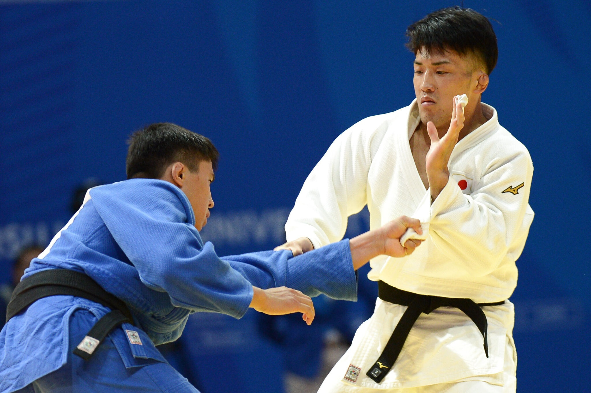 Tatsuki Ishihara, right, claimed men’s under-73kg gold for Japan ©FISU