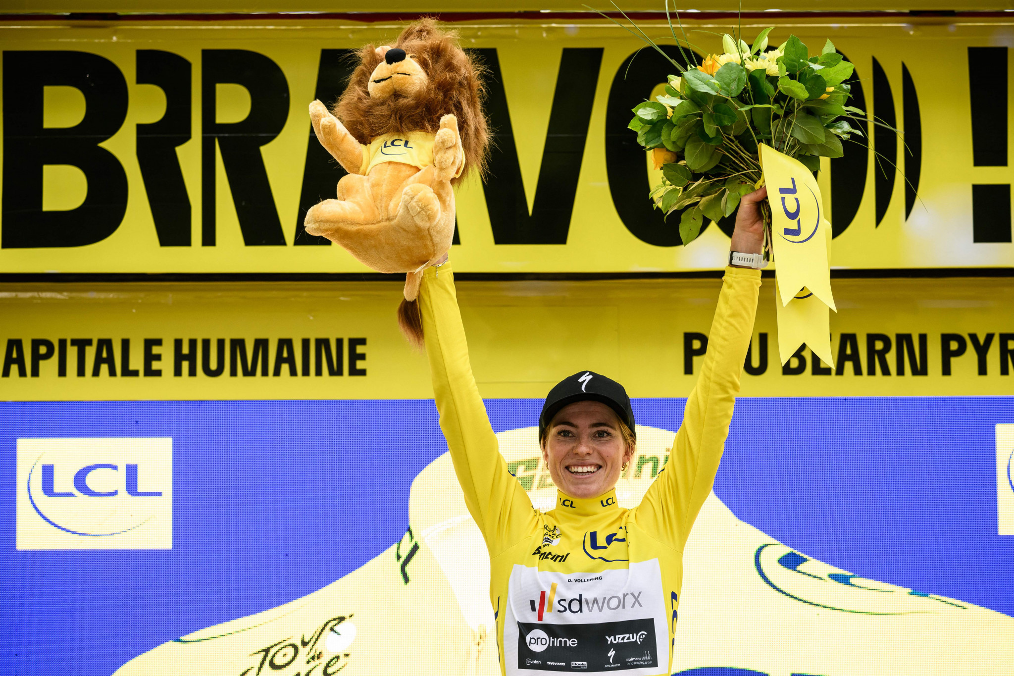 Vollering wins eventful Tour de France Femmes 