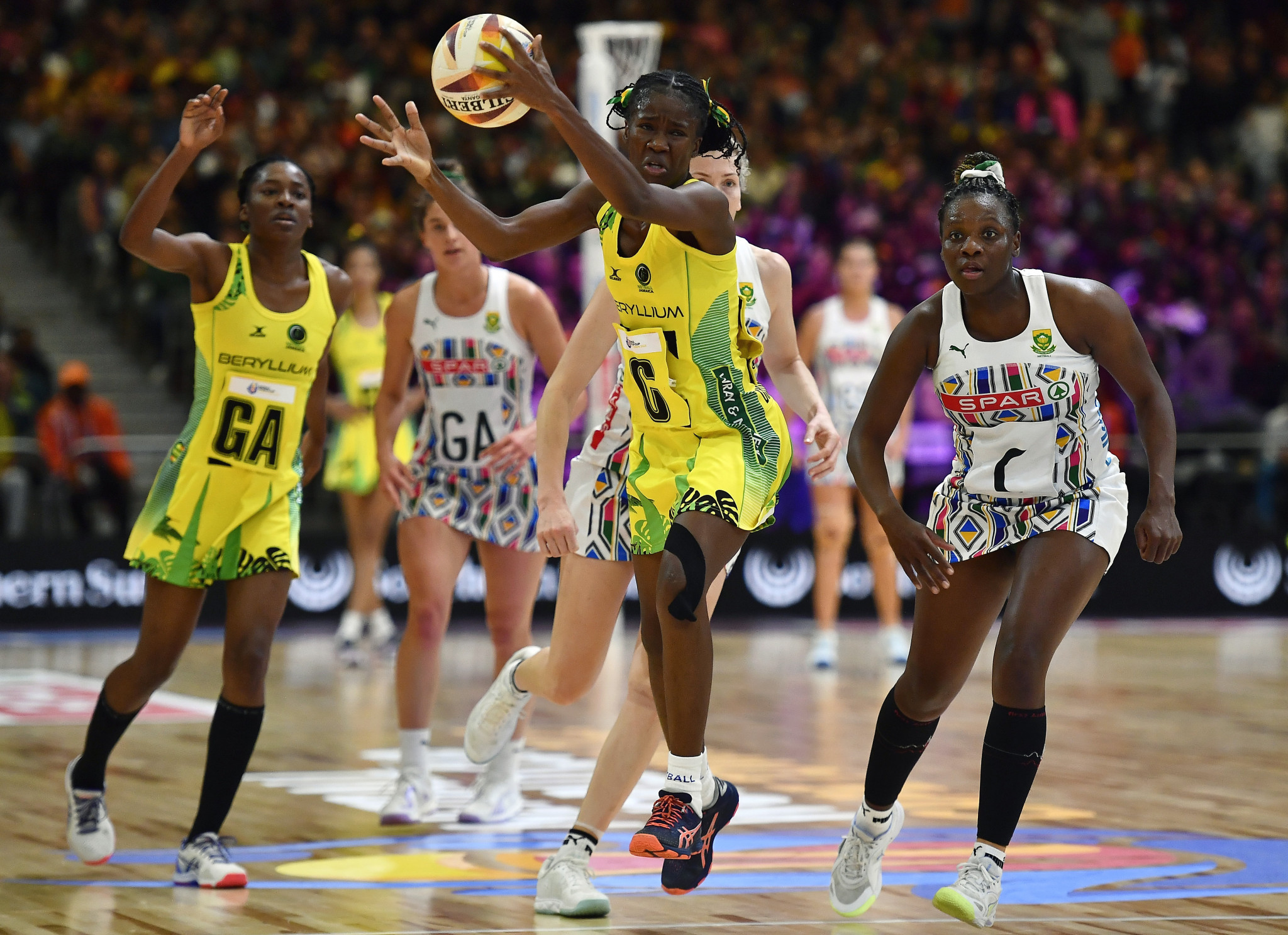 Jamaica beat hosts South Africa 67-49 in one of the standout ties of the first stage of the Netball World Cup ©Getty Images