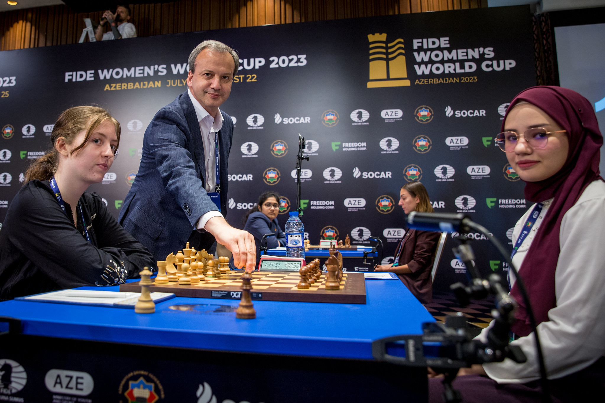 FIDE President Arkady Dvorkovich made the first move in the FIDE Women’s World Cup©FIDE/Anna Shtourman