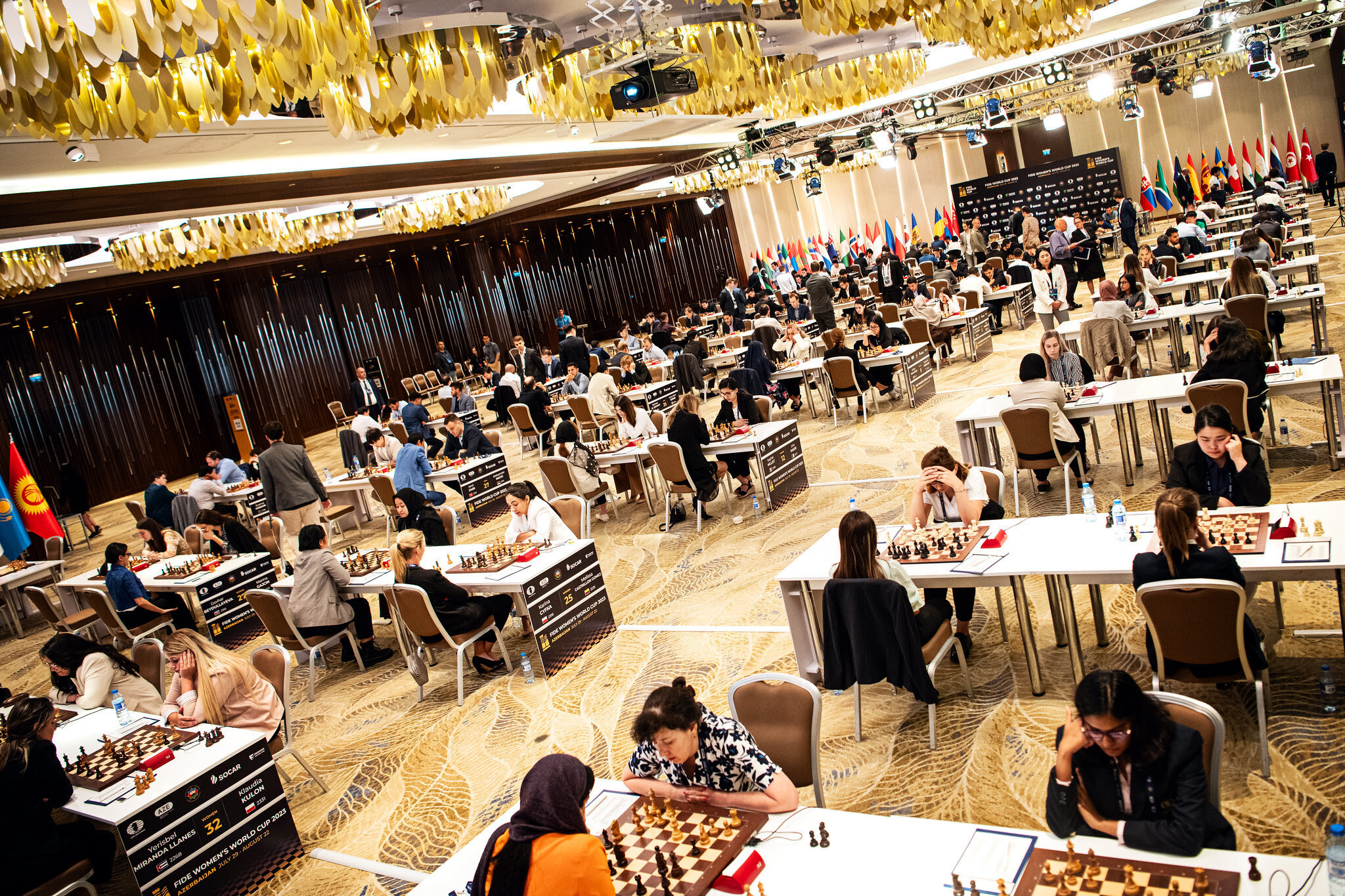 A Baku ballroom full of chessboards ©Chess.com/Maria Emelianova