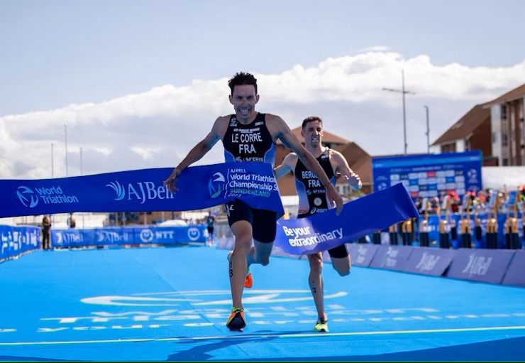 Pierre Le Corre, left, edged out French compatriot Léo Bergère, right, to win the men's individual sprint race in Sunderland ©World Triathlon