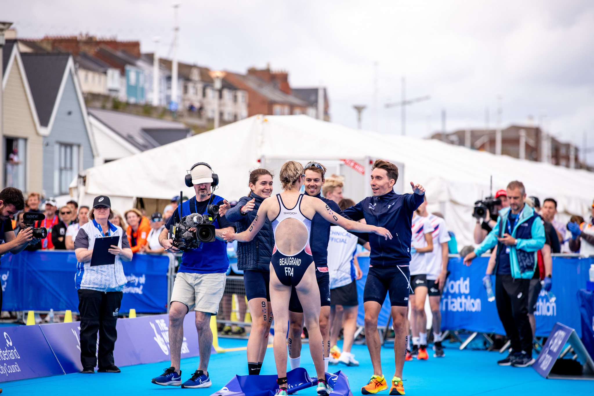 France completed a clean sweep of elite golds at the World Triathlon Championship Series in Sunderland with a mixed relay victory ©World Triathlon
