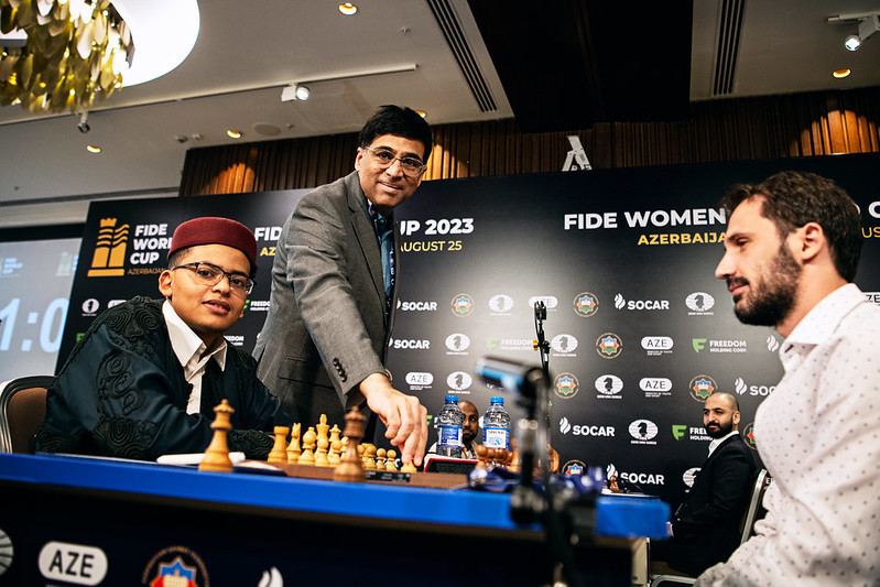 FIDE vice-president Vishwanathan Anand played the ceremonial first move on the second day of first round matches ©FIDE/Stev Bonhage