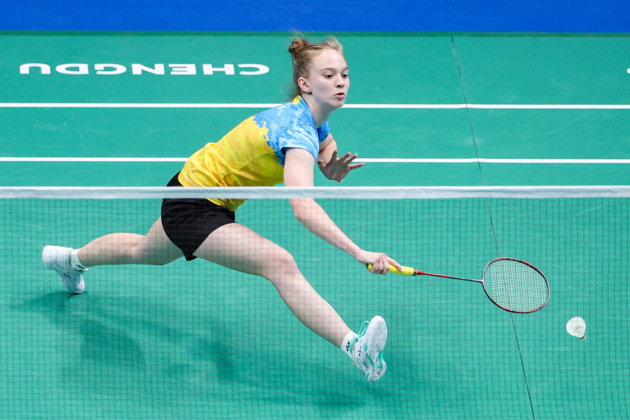 Anastasiia Yerokhina of Ukraine in mixed team badminton action ©FISU 