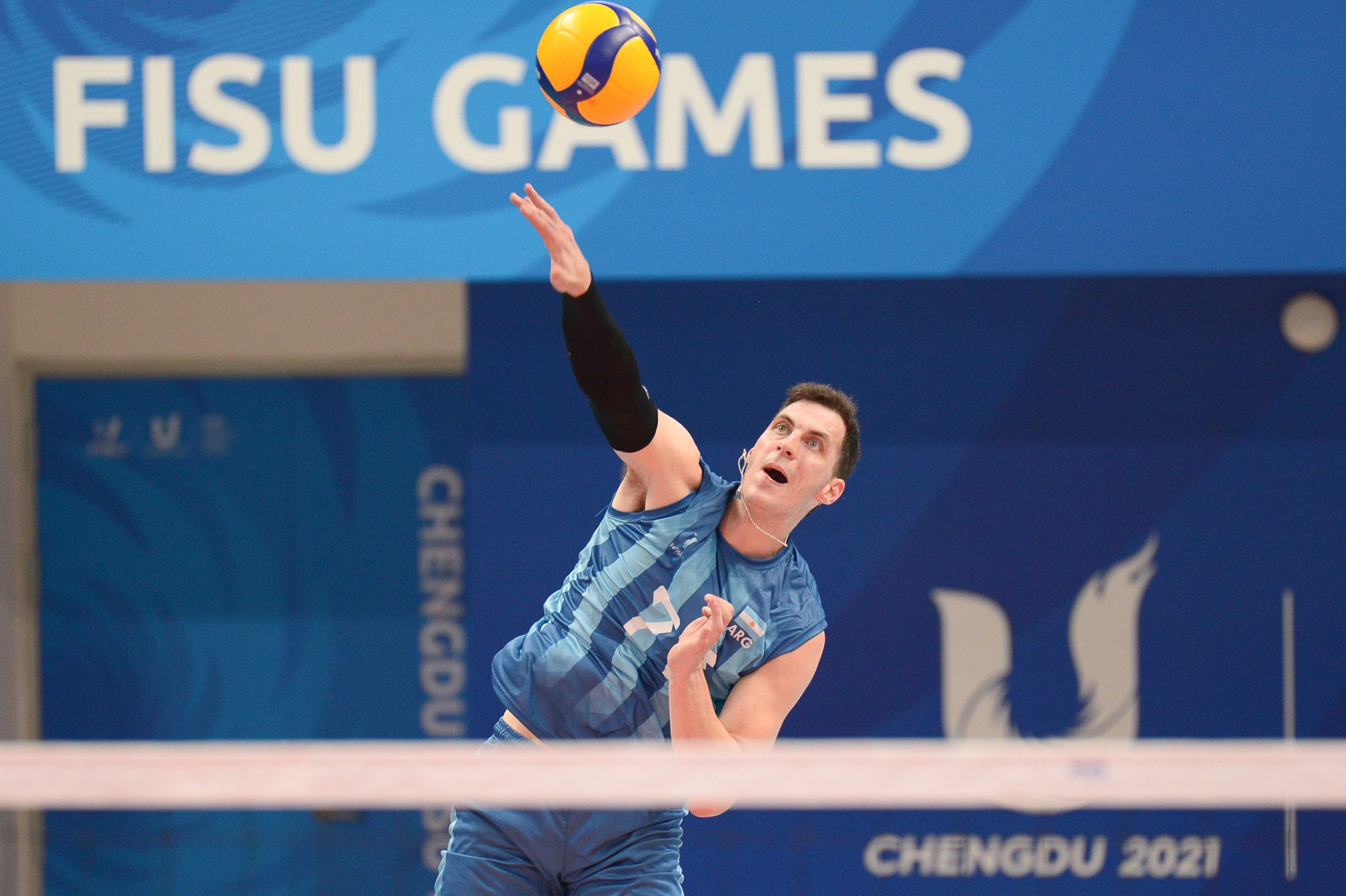 Matias Giraudo Escurra in action for Argentina’s volleyball team in the preliminary round against Czech Republic ©FISU 