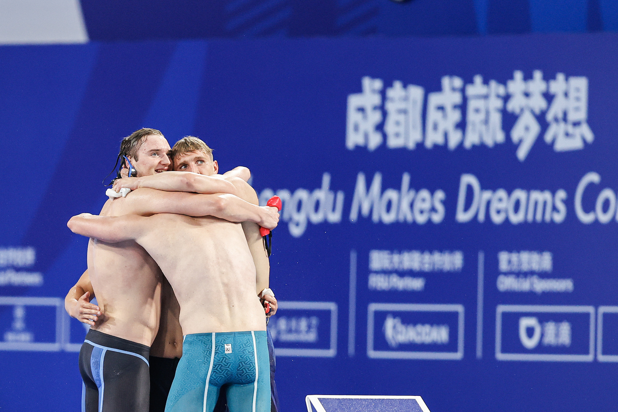 Polish team celebrates after winning the men's 4×100m freestyle relay final ©FISU