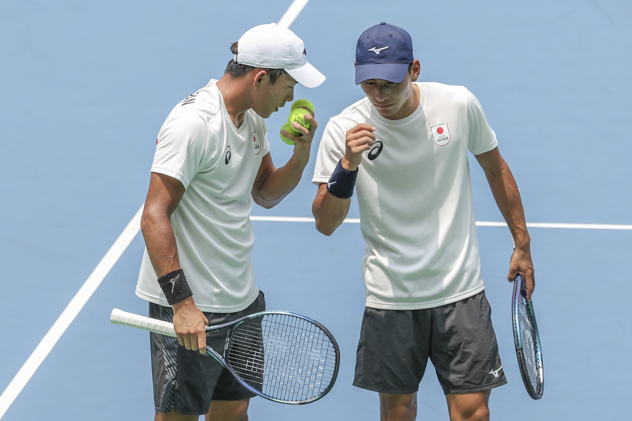 Japanese athletes discuss strategy as men's tennis action continued at Chengdu 2021 today ©FISU 