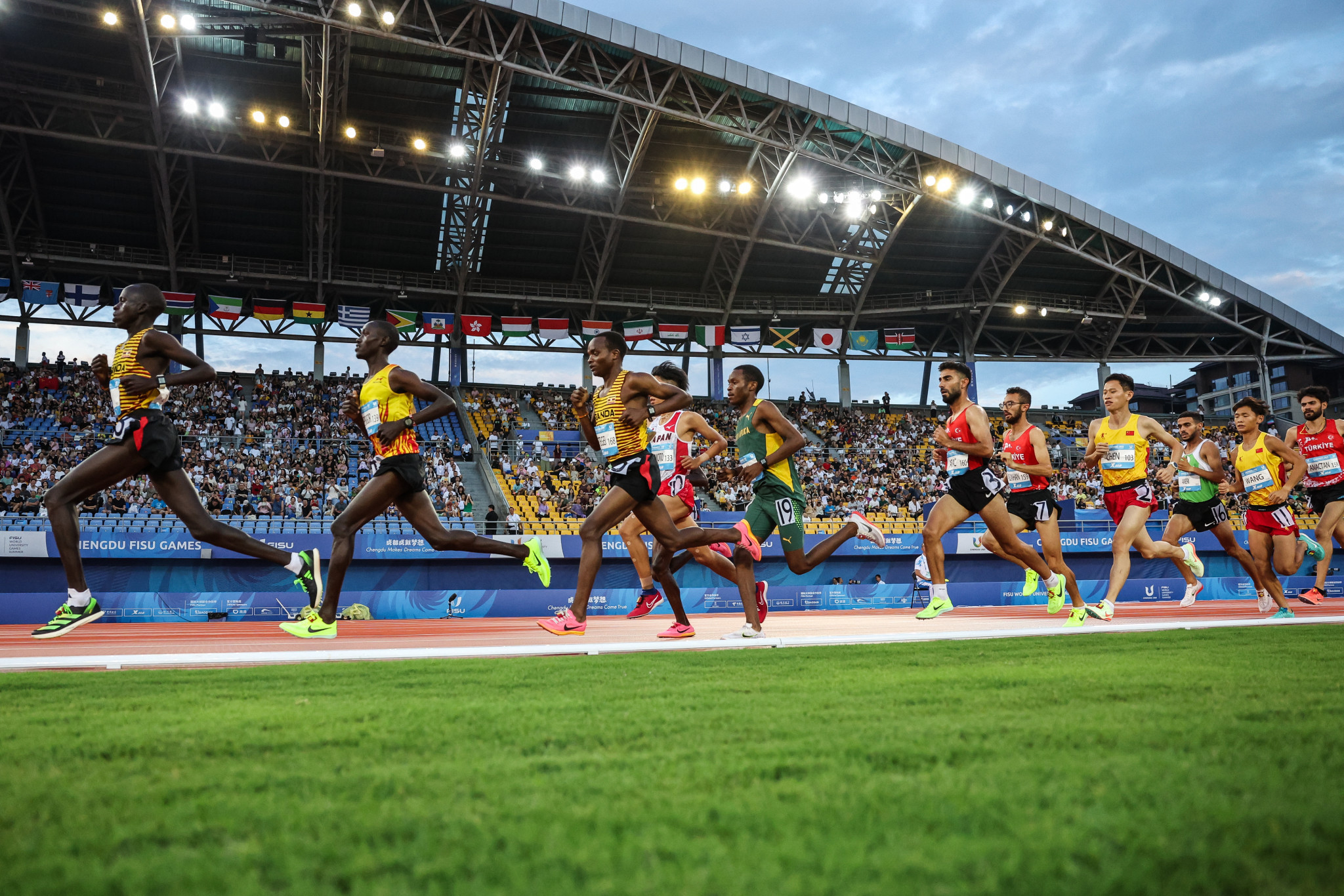Action from the men's 10,000 metres athletics final ©FISU