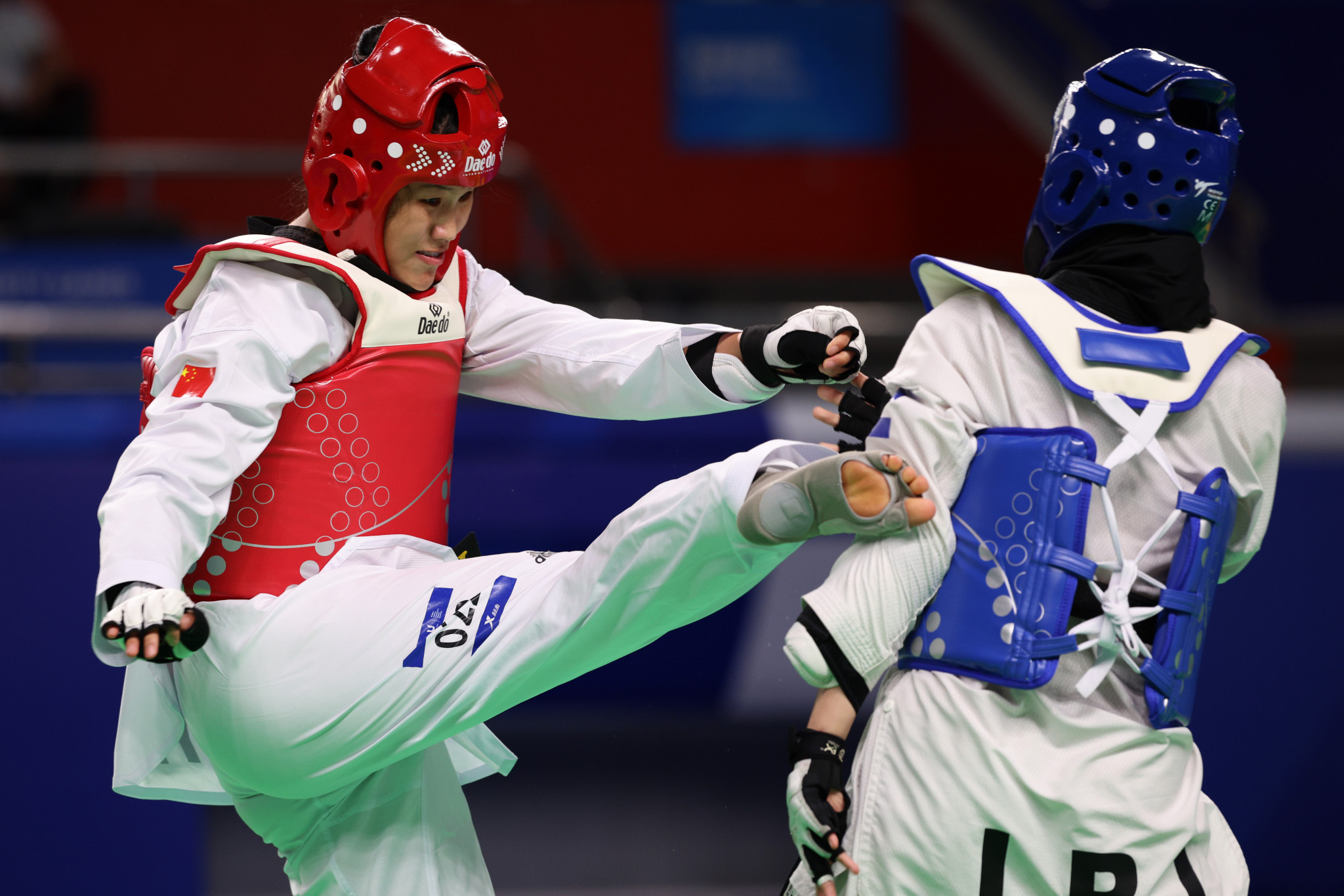 Xu Lei, left of China and Anahita Tavakoli of Iran in action in the women’s +73kg taekwondo final ©FISU