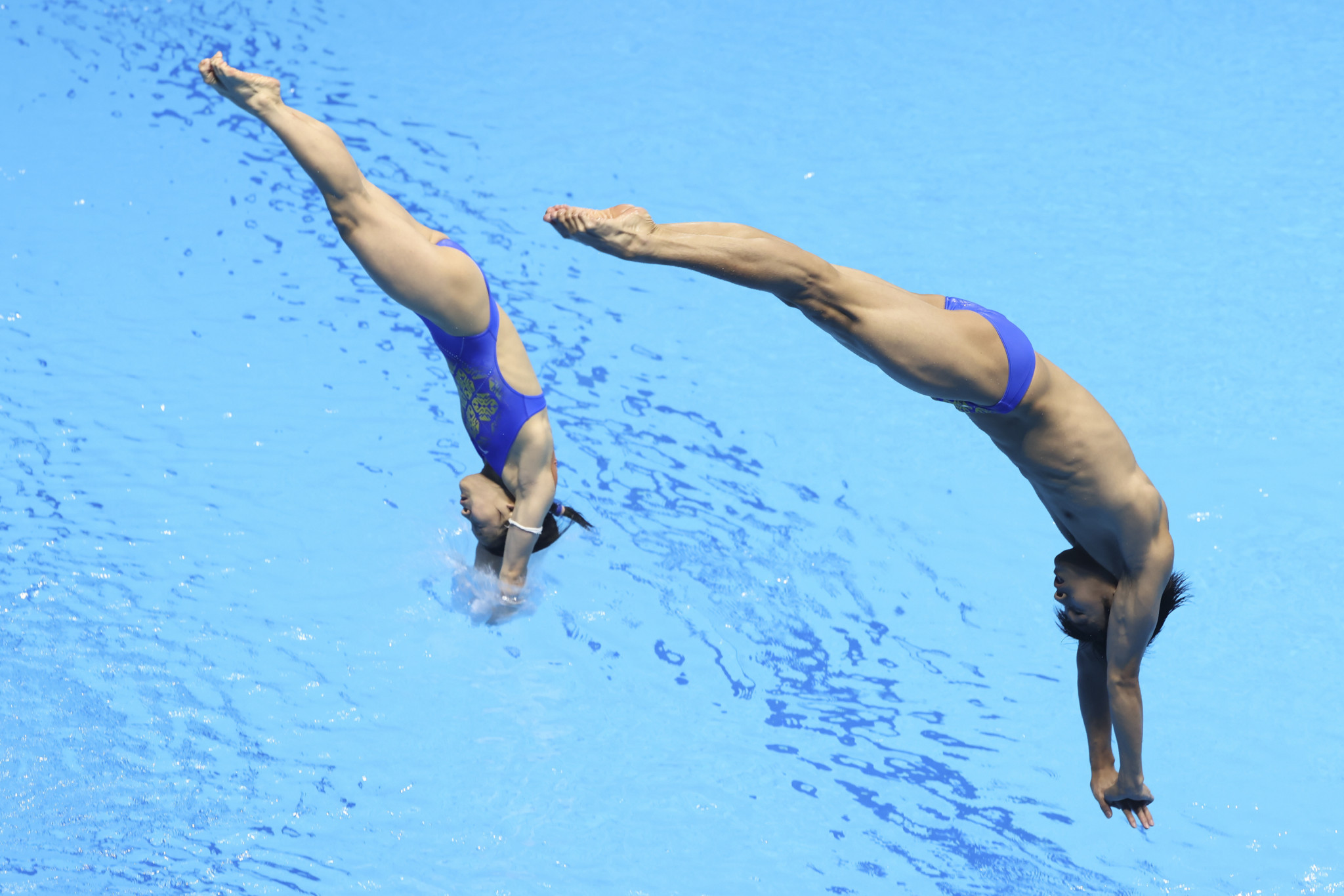 Wang, left, then clinched her second title of the day alongside Yang Ling in the mixed synchronised 3m springboard final ©Chengdu 2021