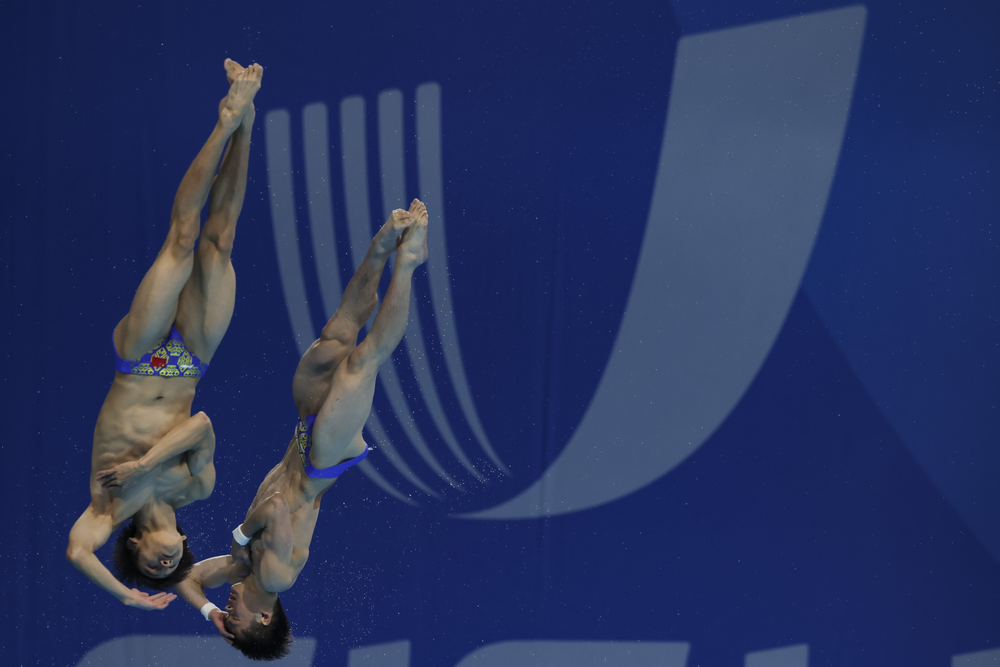Huang Zigan, right, and Yang Ling also dominated, this time in the men's synchronised 10m platform, with a 461.22 total ©Chengdu 2021