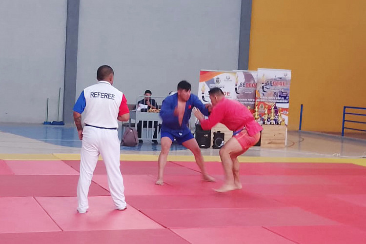 Bolivian Sambo Championships attended by more than 100 athletes