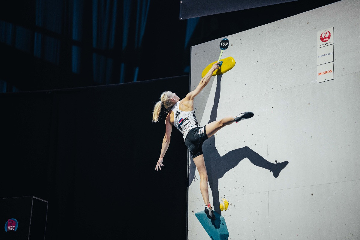 Janja Garnbret climbs to the top and gold in the women's bouldering at the IFSC World Championships in Bern ©IFSC/Lena Drapella