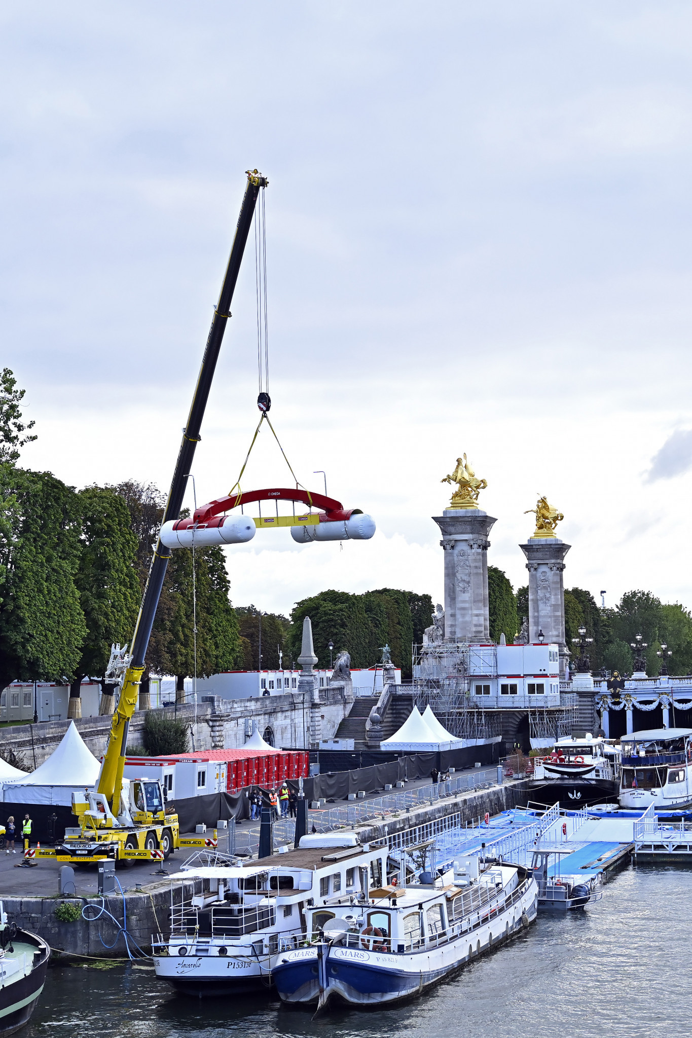 A crane removes the finishing pontoon after the cancellation of the World Aquatics Open Water Swimming World Cup event in Paris ©Getty Images