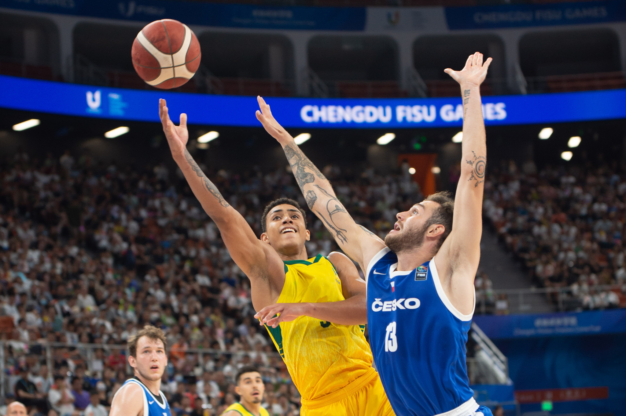 Action from the men’s basketball gold-medal match between Brazil and the Czech Republic ©FISU
