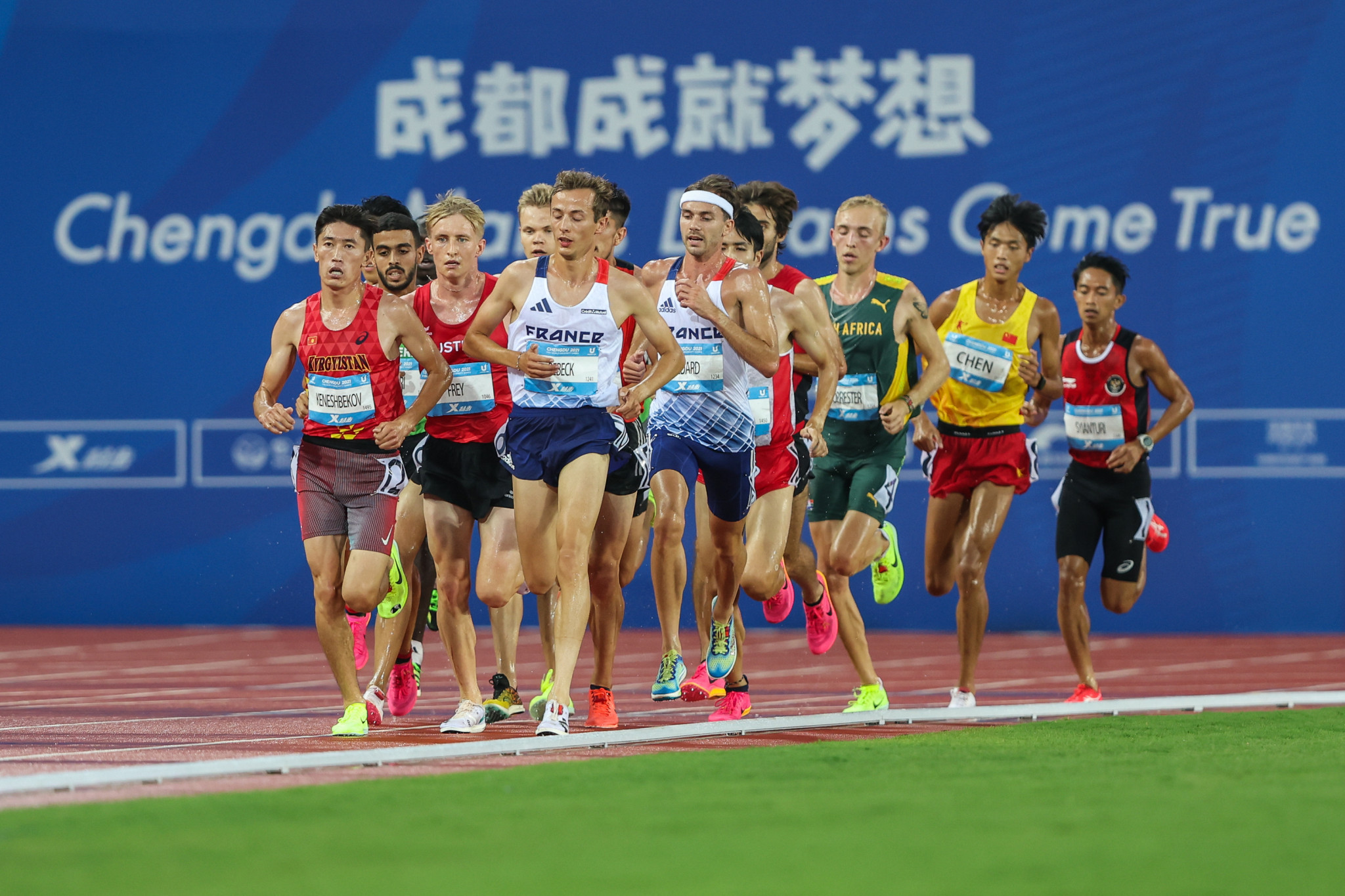 Action from the men’s 5,000 metres athletics final ©FISU