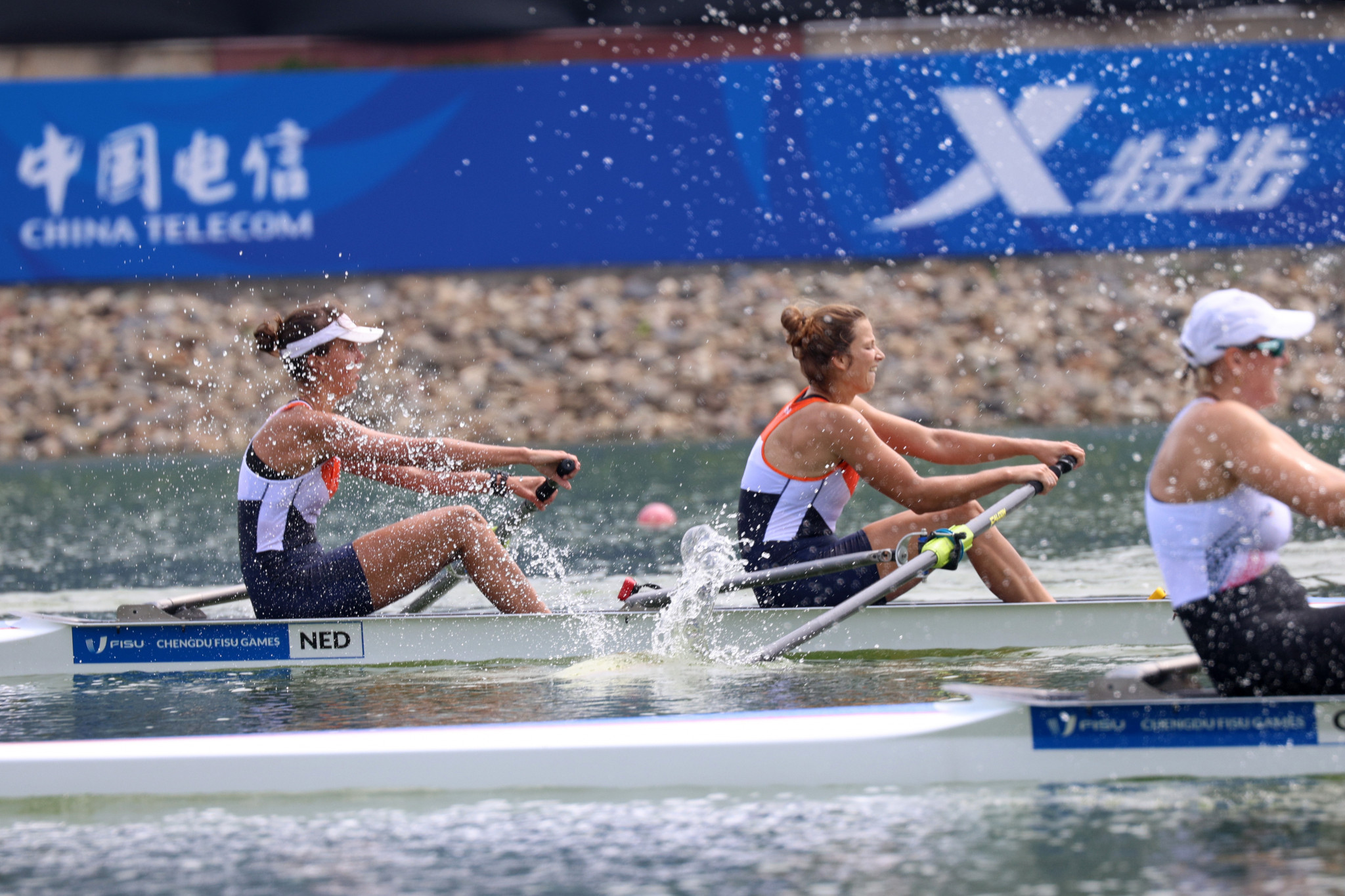 The Netherlands duo in action during the women’s pairs rowing A final ©FISU