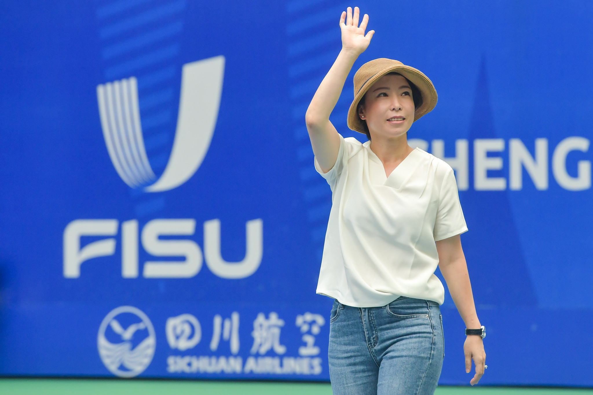 Chinese Tennis Association vice-chair Zheng Jie waves to the crowd during the women’s singles tennis final at Chengdu 2021 ©FISU