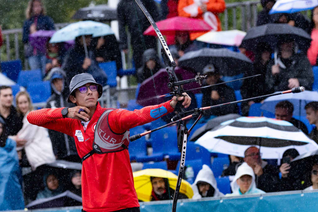 Reigning in the rain - Turkey's Tokyo 2020 recurve men's champion Mete Gazoz adds the world title despite the elements in Berlin ©Getty Images