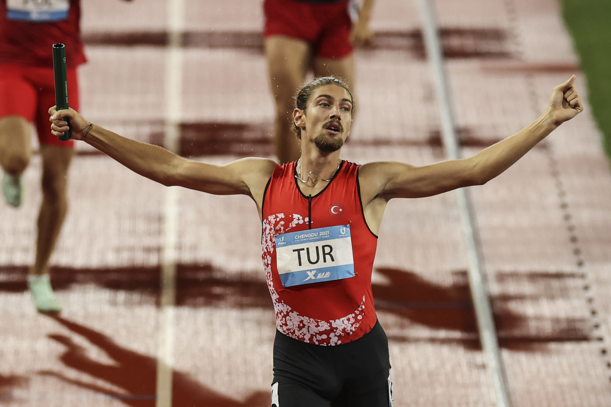 Ismail Nezir celebrates as Turkey clinched the men's 4x400m relay crown ©Chengdu 2021