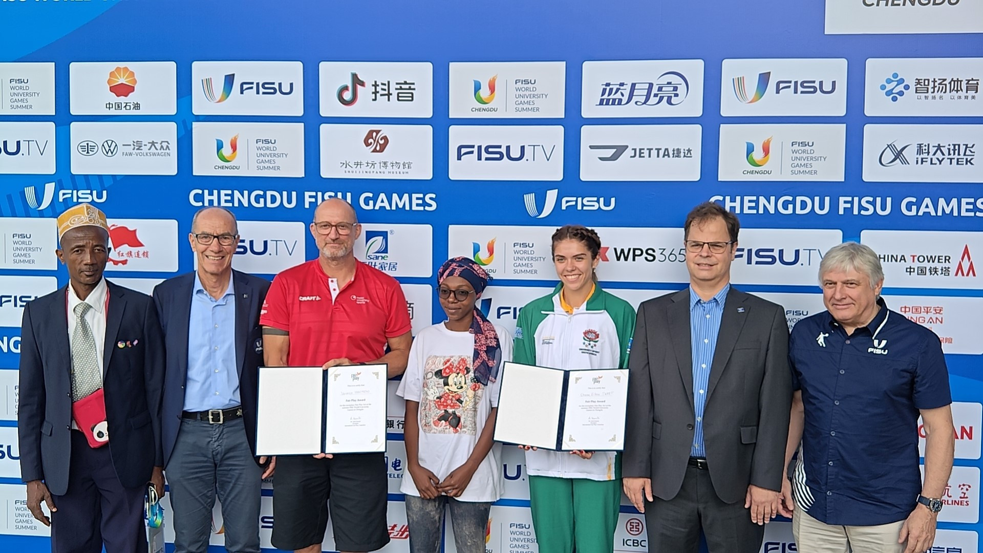 The Chengdu 2021 Fair Play award ceremony at which South Africa's Charne Swart, third right, and a Swiss team official representing Veronica Vancardo received the joint honour for helping Comoros runner Soudi-Thasmy Moussa, centre ©FISU