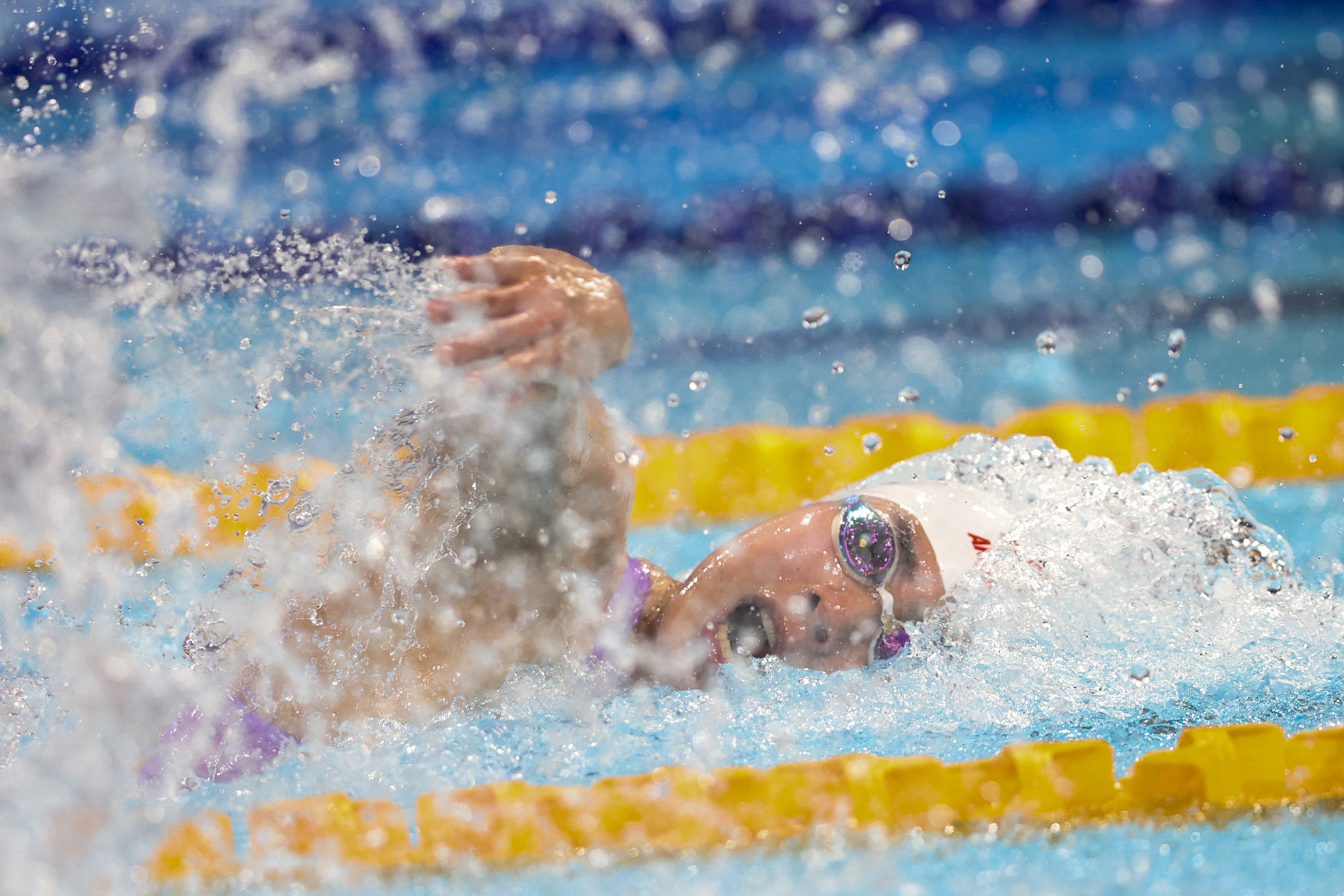 Zhang Yufei on her way to winning women's 50 metres freestyle swimming gold ©Chengdu 2021